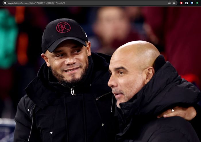 Vincent Kompany saat masih melatih Burnley dan bertemu dengan Pep Guardiola dalam sebuah pertandingan.