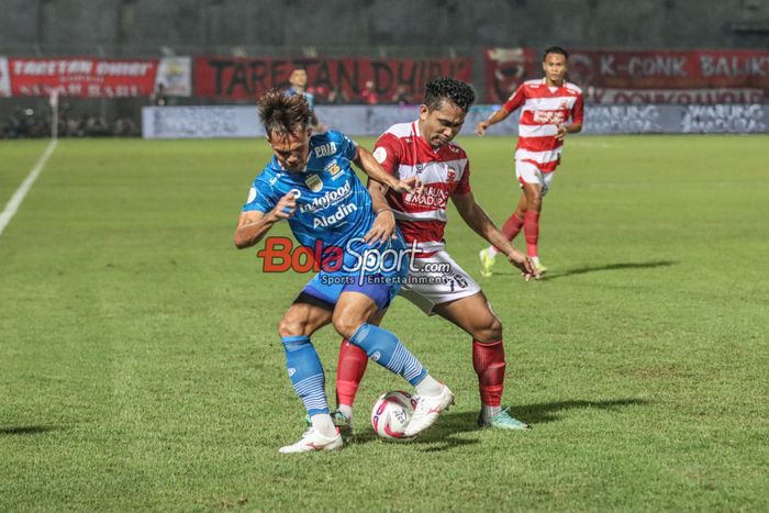 Rezaldi Hehanussa (kiri) sedang berusaha melewati Dodi Alekvan Djin (kanan) dalam laga leg kedua final Liga 1 2023 antara Madura United versus Persib Bandung di Stadion Gelora Bangkalan, Madura, Jawa Timur, Jumat (31/5/2024).