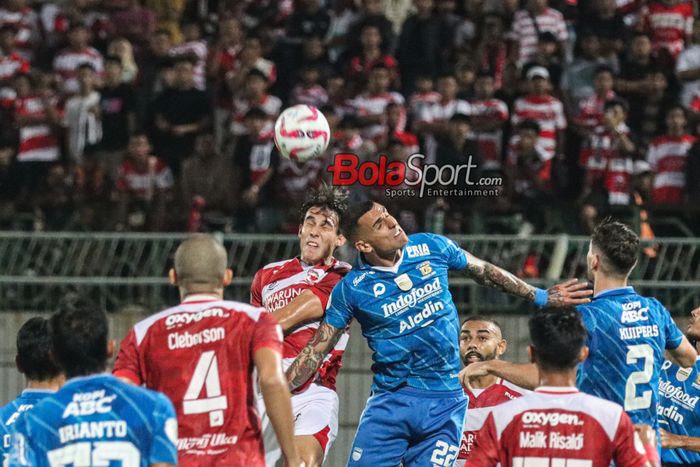 Jacob William Mahler (kiri) sedang berduel udara merebut bola dengan Alberto Rodriguez Martin (kanan) dalam laga leg kedua final Liga 1 2023 antara Madura United versus Persib Bandung di Stadion Gelora Bangkalan, Madura, Jawa Timur, Jumat (31/5/2024).