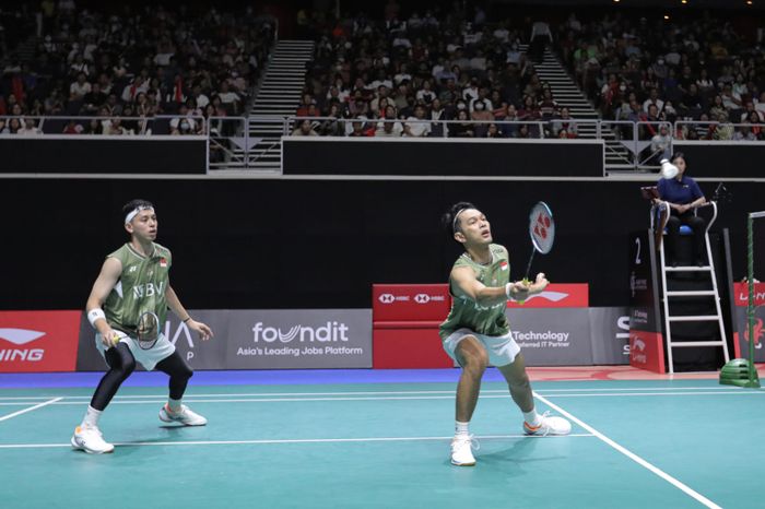 Ganda putra Indonesia, Muhammad Rian Ardianto dan Fajar Alfian, saat tampil pada perempat final Singapore Open 2024 di Kallang, Singapura, 31 Mei 2024.