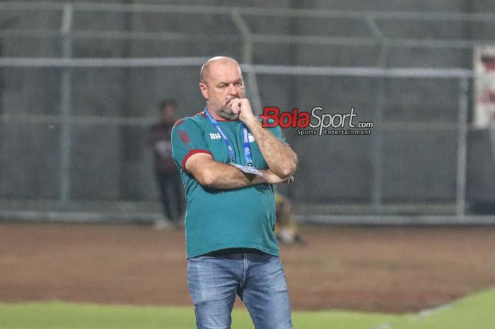 Pelatih Persib Bandung, Bojan Hodak, sedang memantau para pemainnya bertanding di Stadion Gelora Bangkalan, Madura, Jawa Timur, Jumat (31/5/2024).
