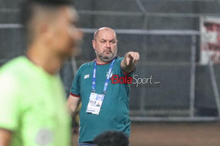 Pelatih Persib Bandung, Bojan Hodak, sedang memantau para pemainnya bertanding di Stadion Gelora Bangkalan, Madura, Jawa Timur, Jumat (31/5/2024).