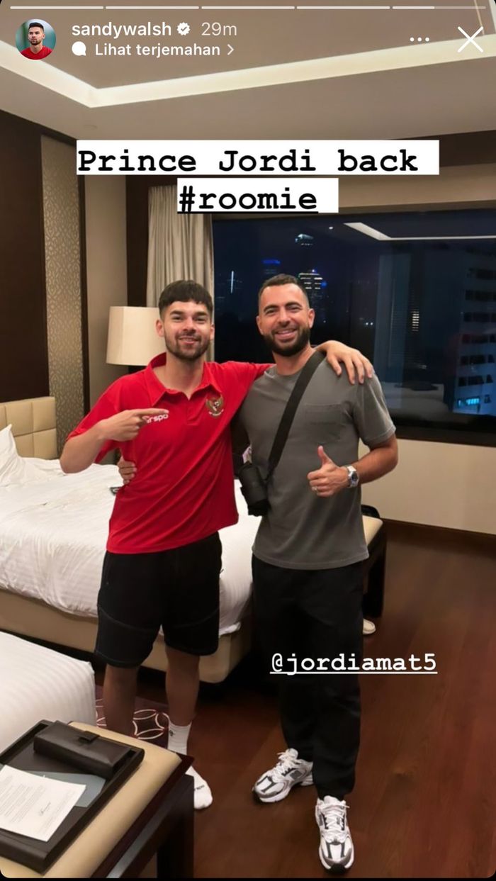 Bek Johor Darul Tazim, Jordi Amat (kanan) dan Sandy Walsh di hotel tempat skuad Timnas Indonesia menginap