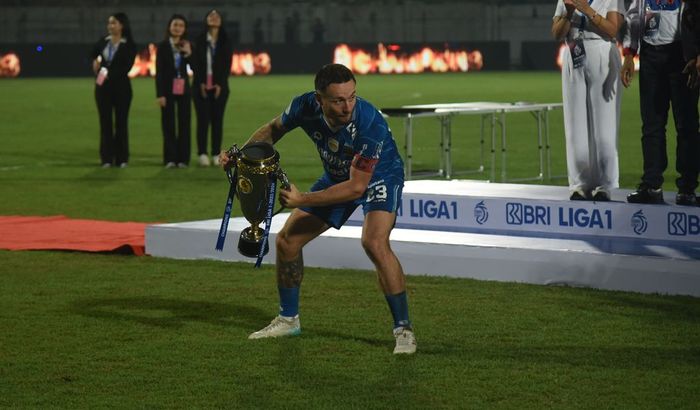 Gelandang Persib Bandung, Marc Klok, melakukan selebrasi setelah juara Liga 1 2023/2024.