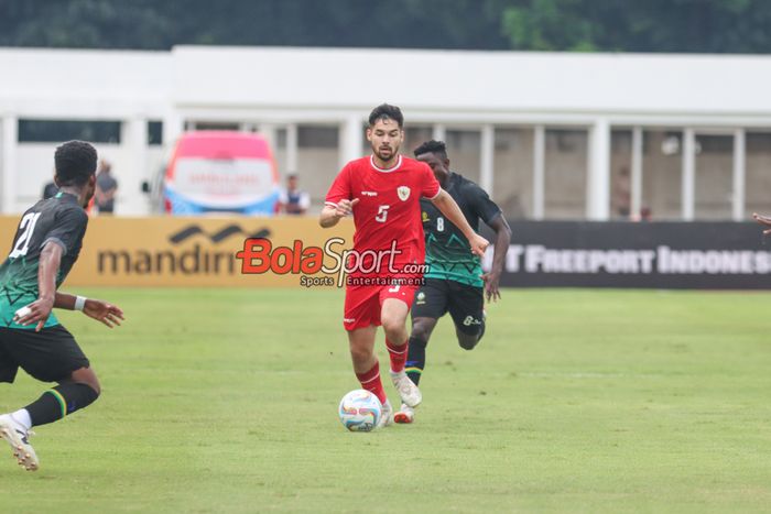 Sandy Walsh sedang menguasai bola dalam laga uji coba timnas Indonesia versus timnas Tanzania di Stadion Madya, Senayan, Jakarta, Minggu (2/6/2024).