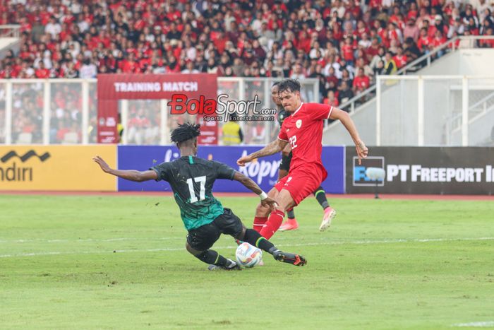 Shayne Pattynama (kanan) sedang berusaha merebut bola dalam laga uji coba timnas Indonesia versus timnas Tanzania di Stadion Madya, Senayan, Jakarta, Minggu (2/6/2024).