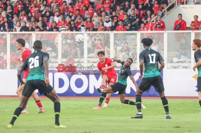 Rafael Struick (tengah) sedang menendang bola dalam laga uji coba timnas Indonesia versus timnas Tanzania di Stadion Madya, Senayan, Jakarta, Minggu (2/6/2024).