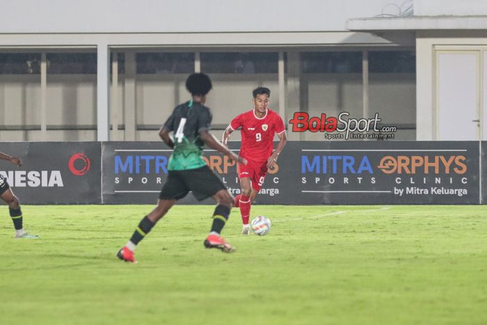 Malik Risaldi (kanan) sedang menguasai bola dalam laga uji coba timnas Indonesia versus timnas Tanzania di Stadion Madya, Senayan, Jakarta, Minggu (2/6/2024).