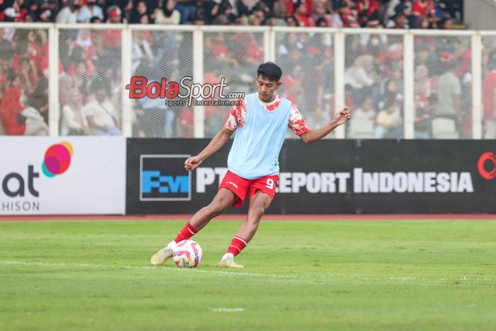 Pemain timnas Indonesia, Malik Risaldi, sedang menguasai bola saat pemanasan di Stadion Madya, Senayan, Jakarta, Minggu (2/6/2024).