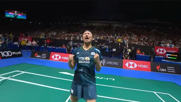 Tunggal putri nomor satu Korea Selatan, An Se-young berselebrasi usai menjuarai Singapore Open 2024 di Singapore Indoor Stadium, Singapura, Minggu (2/6/2024)