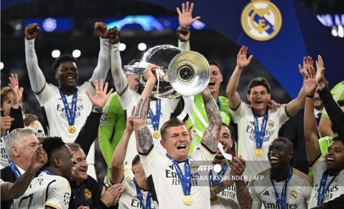 Momen Toni Kroos mengangkat trofi Liga Champions ke-15 untuk Real Madrid usai menang 2-0 atas Borussia Dortmund.