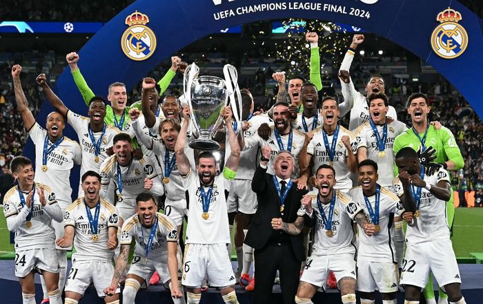 Real Madrid saat mengangkat trofi Liga Champions.