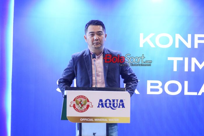 Managing Director PT GSI (Garuda Sepak Bola Indonesia), Marshal Masita, sedang memberikan keterangan kepada awak media di Hotel JW Marriot, Kuningan, Jakarta, Selasa (4/6/2024).