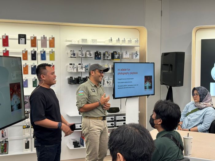 Editor in Chief National Geographic Indonesia Didi Kaspi Kasim mengisi lokakarya di gerai iBox Summarecon Mall Bandung. Topik yang dibahasnya adalah tentang menghasilkan foto bercerita.