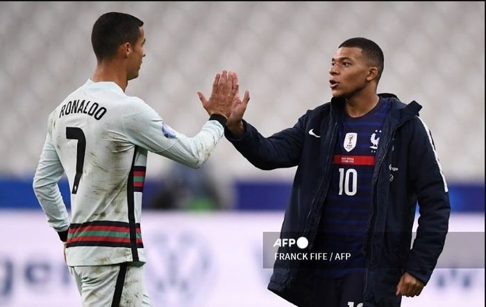 Kylian Mbappe (kanan) saat bertemu dengan Cristiano Ronaldo dalam duel timnas Prancis vs Portugal. Mbappe tidak akan pernah bisa disandingkan dengan Ronaldo setelah bergabung dengan Real Madrid.