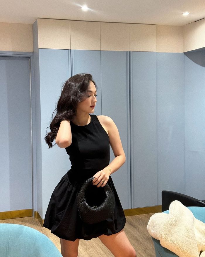 Gaya modis Laura Moane kenakan dress mini hitam.
