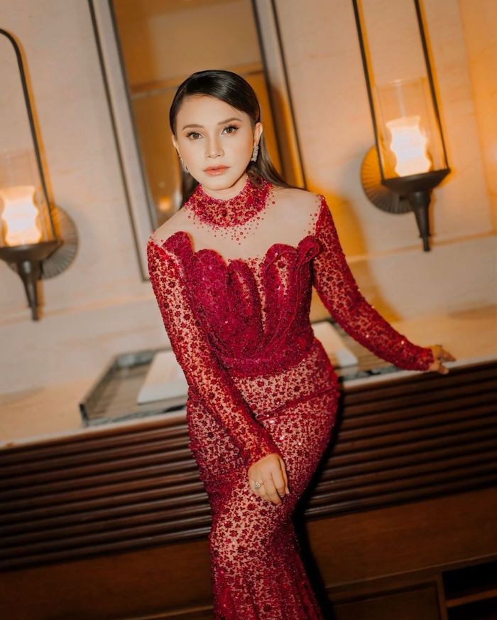 Penampilan Rossa kenakan dress serba merah.