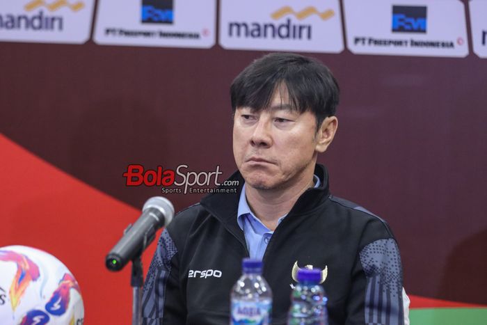 Pelatih timnas Indonesia, Shin Tae-yong, saat hadir dalam sesi jumpa pers di Hotel Sultan, Senayan, Jakarta, Rabu (5/6/2024).