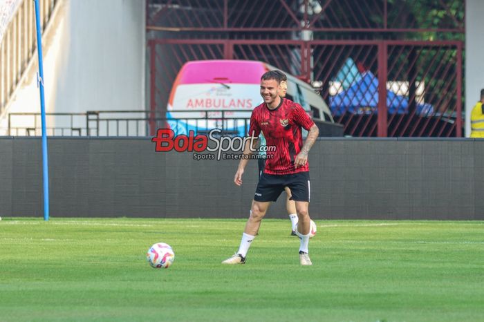 Calvin Verdonk tampak ikut dalam latihan timnas Indonesia di Stadion Utama Gelora Bung Karno, Senayan, Jakarta, Rabu (5/6/2024).