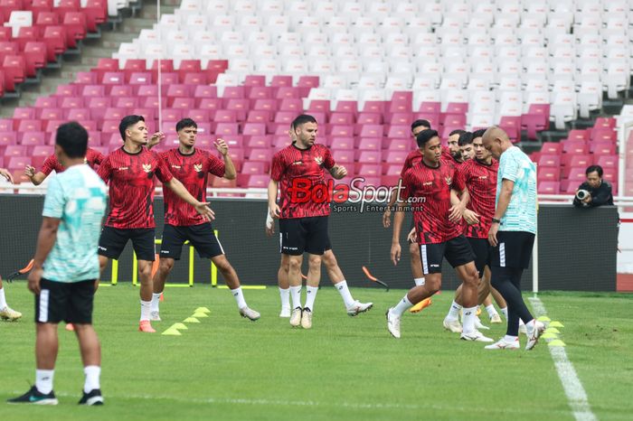 (Dari kiri ke kanan) Ragnar Oratmangoen, Shayne Pattynama, Calvin Verdonk, hingga Rizky Ridho sedang berlatih bersama timnas Indonesia di Stadion Utama Gelora Bung Karno, Senayan, Jakarta, Rabu (5/6/2024).