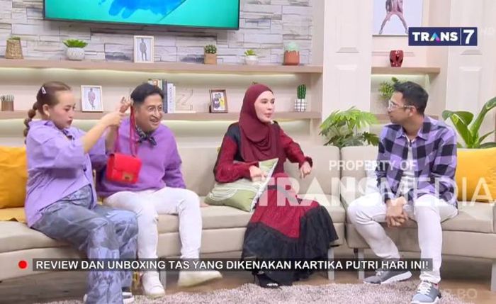 Kartika Putri membawa salah satu koleksi tas mewahnya, Hermes berukuran 18 cm berwarna merah.