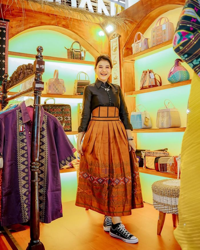 Kahiyang Ayu padukan sneakers dan rok tenun.