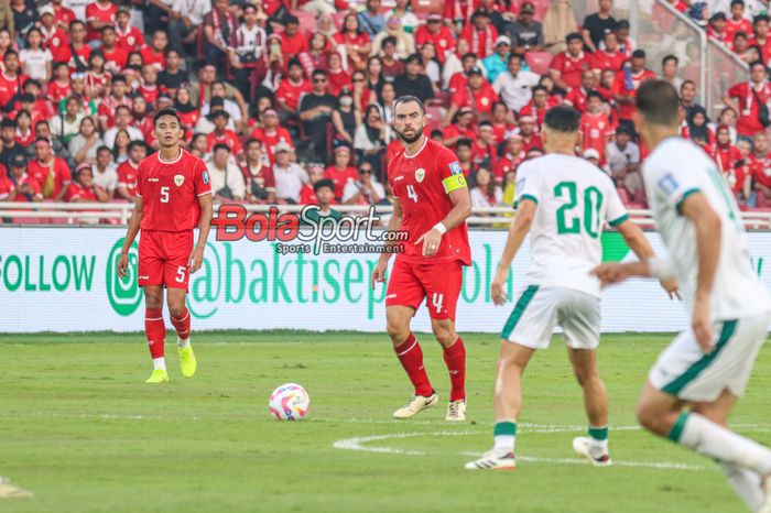 Jordi Amat sedang menguasai bola dalam laga babak Kualifikasi Piala Dunia 2026 antara timnas Indonesia versus timnas Irak di Stadion Utama Gelora Bung Karno, Jakarta, Kamis (6/6/2024).