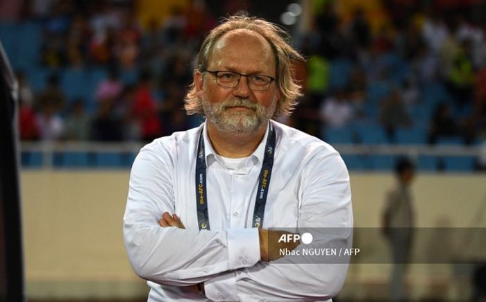 Pelatih timnas Filipina, Tom Saintfiet, saat memimpin timnya lawan timnas Vietnam pada Kualifikasi Piala Dunia 2026 Zona Asia. Tom Saintfiet bertekad akan mengalahkan Indonesia demi Fietnam pada laga 11 Juni 2024.