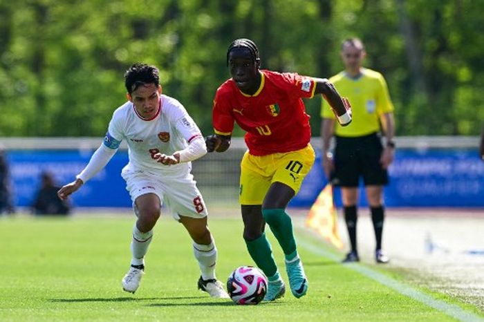 Gelandang Guinea, Ilaix Moriba, saat berduel dengan penyerang Timnas U-23 Indonesia, Witan Sulaeman, dalam laga play-off kualifikasi Olimpiade 2024, di Clairefontaine-en-Yvelines, 9 Mei 2024.