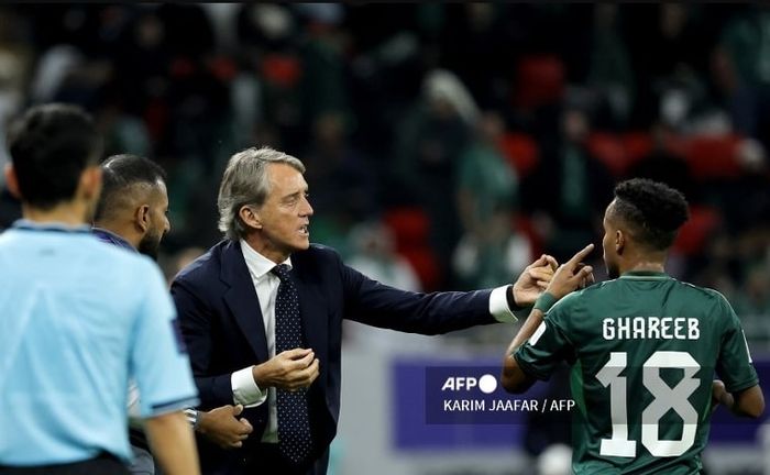 Roberto Mancini memberikan instruksi kepada pemain timnas Arab Saudi dalam laga Kualifikasi Piala Dunia 2026.