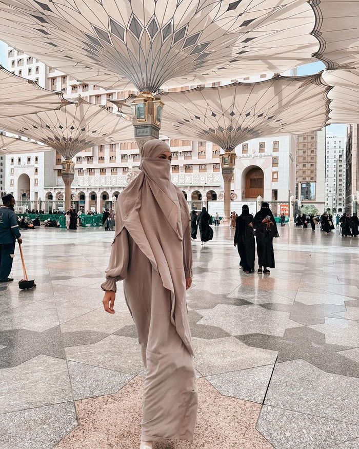 Paula Verhoeven menjalankan ibadah Umroh di bulan Maret 2024.