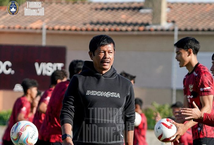 Pelatih timnas U-20 Indonesia, Indra Sjafri, memimpin latihan tim selama berpartisipasi di Toulon Cup 2024.