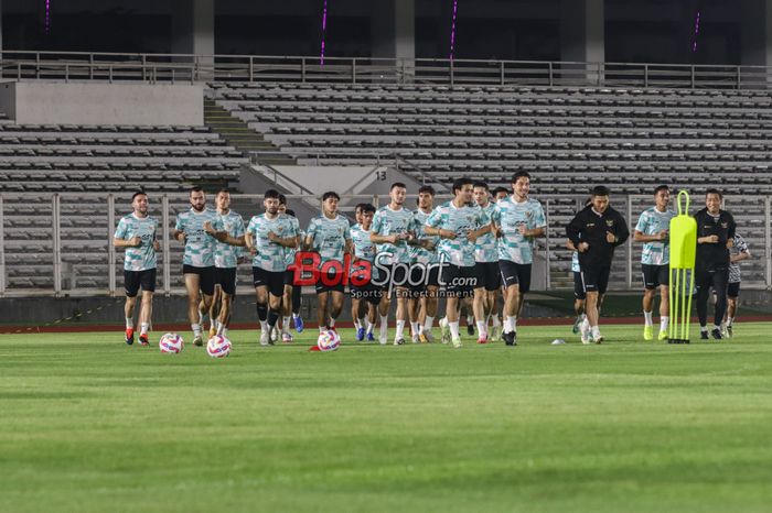 Suasana latihan timnas Indonesia di Stadion Madya, Senayan, Jakarta, Minggu (9/6/2024) malam.