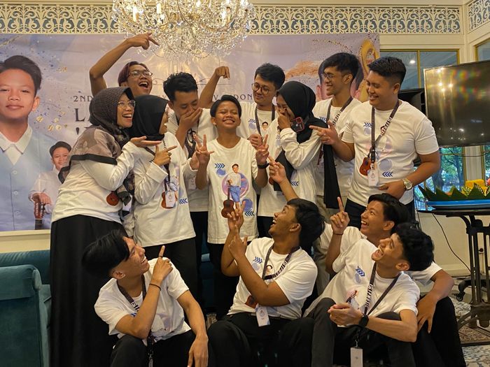 Farel Prayoga bersama para fans dalam jumpa pers di kawasan Pondok Pinang, Jakarta Selatan, Sabtu (8/6/2024).