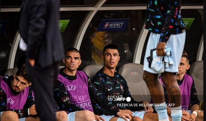 Cristiano Ronaldo duduk di bangku pemain cadangan timnas Portugal dalam laga uji coba melawan timnas Kroasia di Stadion Jamor, Oeiras (8/6/2024).