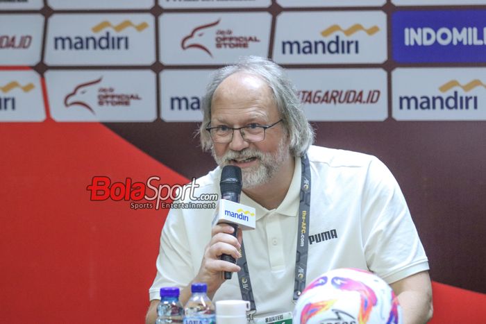 Pelatih timnas Filipina, Tom Saintfiet, saat hadir dalam sesi jumpa pers di Media Center Stadion Utama Gelora Bung Karno, Senayan, Jakarta, Senin (10/6/2024).