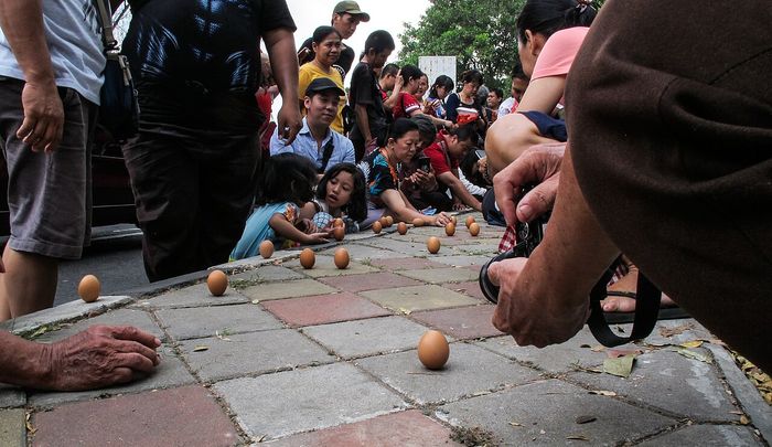 Di Indonesia, masyarakat mencoba mendirikan telur di siang hari saat perayaan Peh Cun digelar.