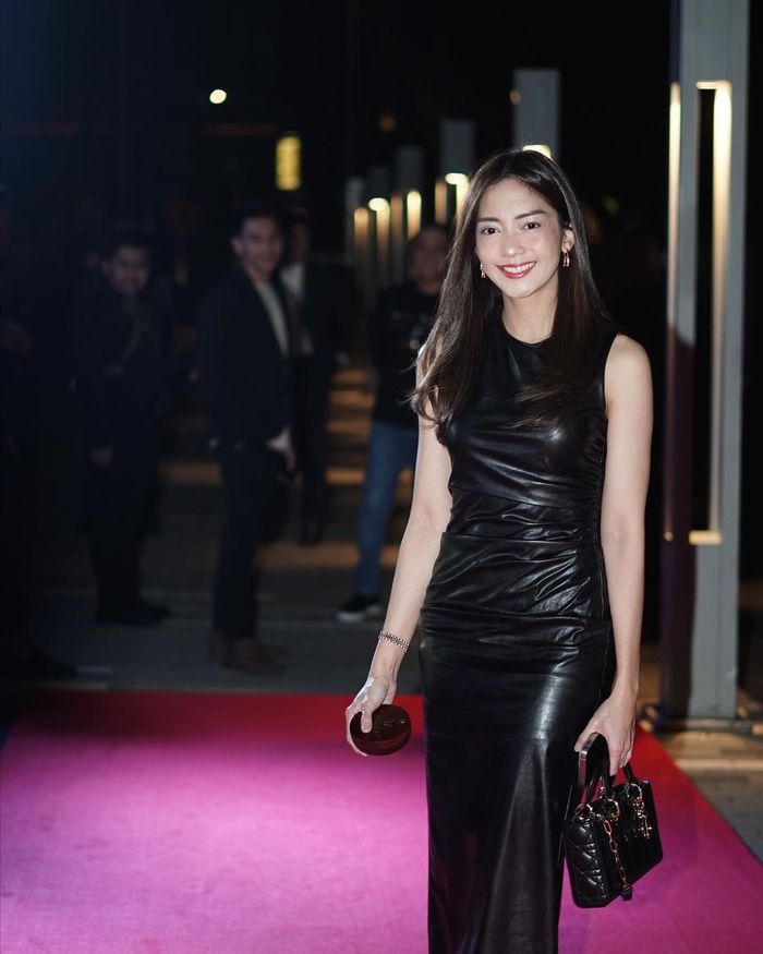 Ririn Dwi Ariyanti tampil serba hitam kenakan dress hitam ketat berkilau.