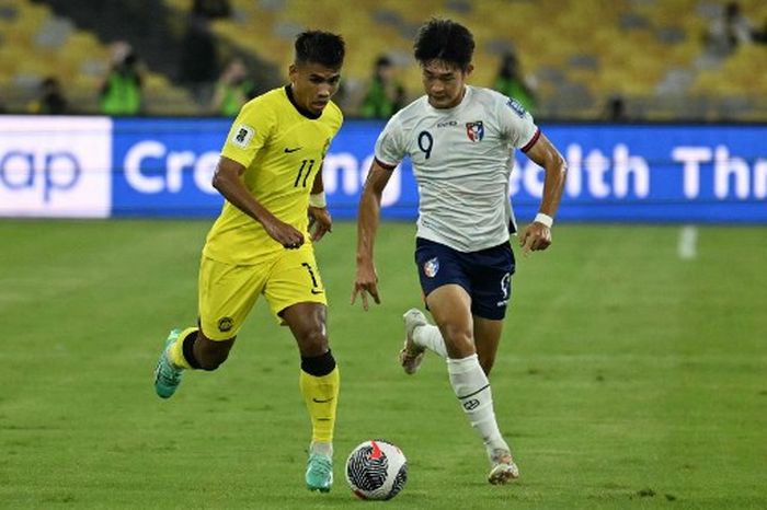 Safawi Rasid (Kiri) dari Malaysia berlari dengan bola melewati pemain Taiwan Yu Yao-hsing selama pertandingan Kualifikasi Piala Dunia 2026 antara Malaysia Vs Taiwan di Stadion Nasional Bukit Jalil, Kuala Lumpur pada Selasa 11 Juni 2024.