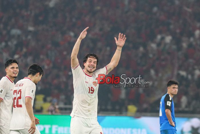 Thom Haye sedang melakukan selebrasi seusai mencetak gol dalam laga keenam babak penyisihan grup F Kualifikasi Piala Dunia 2026 antara timnas Indonesia versus timnas Filipina di Stadion Utama Gelora Bung Karno, Senayan, Jakarta, Selasa (11/6/2024). Indonesia menang 2-0 atas Filipina dan memastikan l