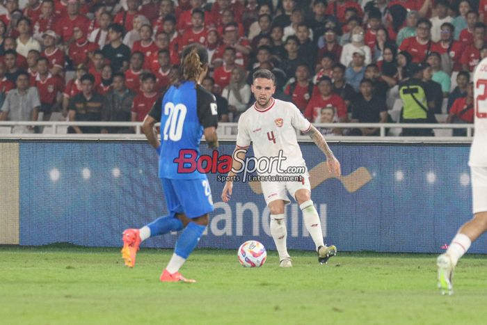 Calvin Verdonk (kanan) sedang menguasai bola dalam laga keenam babak penyisihan grup F Kualifikasi Piala Dunia 2026 antara timnas Indonesia versus timnas Filipina di Stadion Utama Gelora Bung Karno, Senayan, Jakarta, Selasa (11/6/2024).