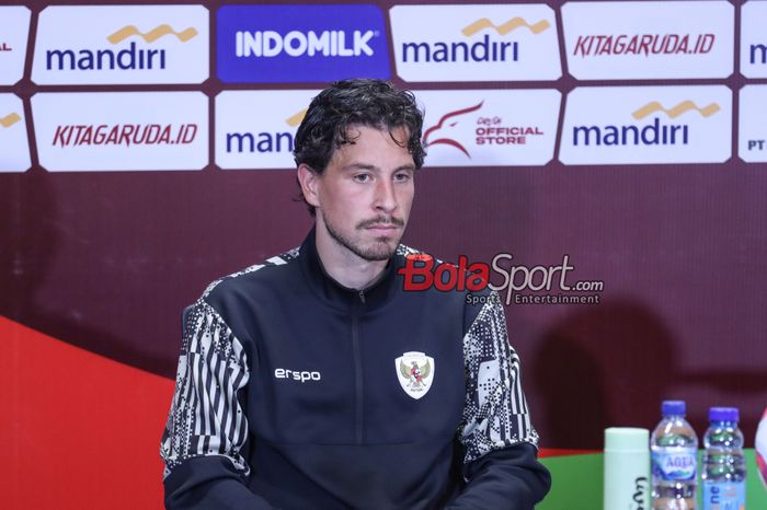 Pemain timnas Indonesia, Thom Haye, sedang memberikan keterangan kepada awak media di Stadion Utama Gelora Bung Karno, Senayan, Jakarta, Selasa (11/6/2024).