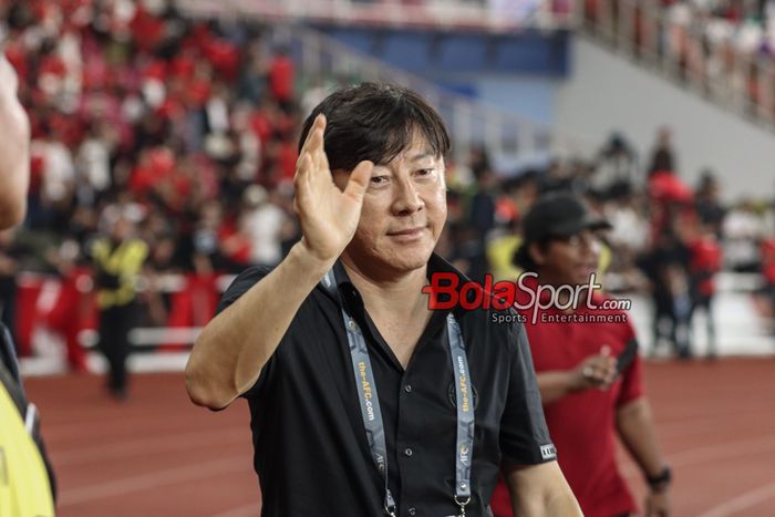 Pelatih timnas Indonesia, Shin Tae-yong, saat menyapa para penonton di Stadion Utama Gelora Bung Karno, Senayan, Jakarta, Selasa (11/6/2024).