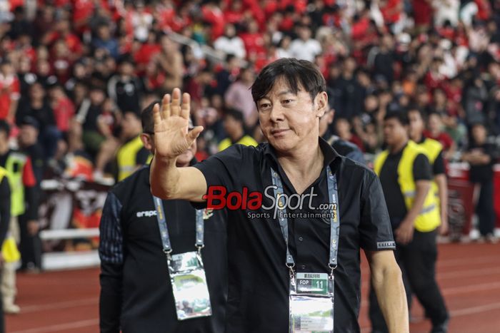 Pelatih timnas Indonesia, Shin Tae-yong, saat menyapa para penonton di Stadion Utama Gelora Bung Karno, Senayan, Jakarta, Selasa (11/6/2024).