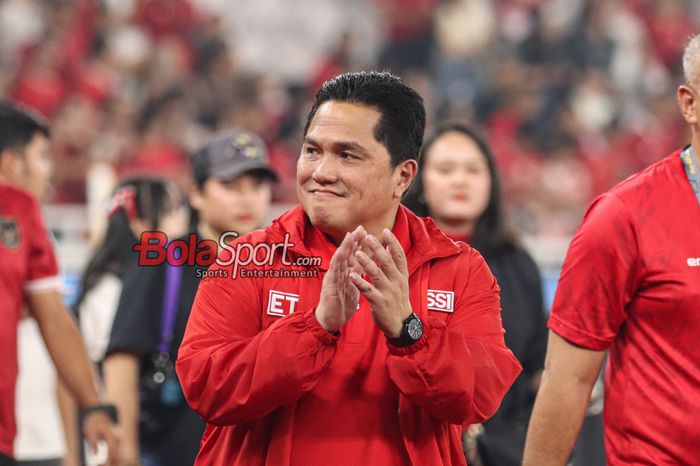 Ketua Umum PSSI, Erick Thohir, saat menyapa para penonton di Stadion Utama Gelora Bung Karno, Senayan, Jakarta, Selasa (11/6/2024).