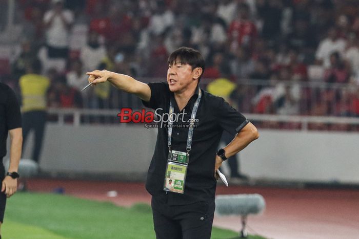 Pelatih timnas Indonesia, Shin Tae-yong, sedang memantau para pemainnya bertanding di Stadion Utama Gelora Bung Karno, Senayan, Jakarta, Selasa (11/6/2024).