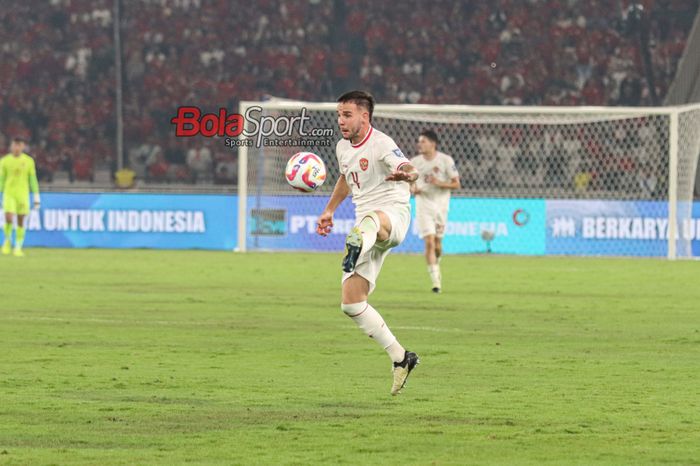 Calvin Verdonk sedang mengontrol bola dalam laga keenam babak penyisihan grup F Kualifikasi Piala Dunia 2026 antara timnas Indonesia versus timnas Filipina di Stadion Utama Gelora Bung Karno, Senayan, Jakarta, Selasa (11/6/2024).