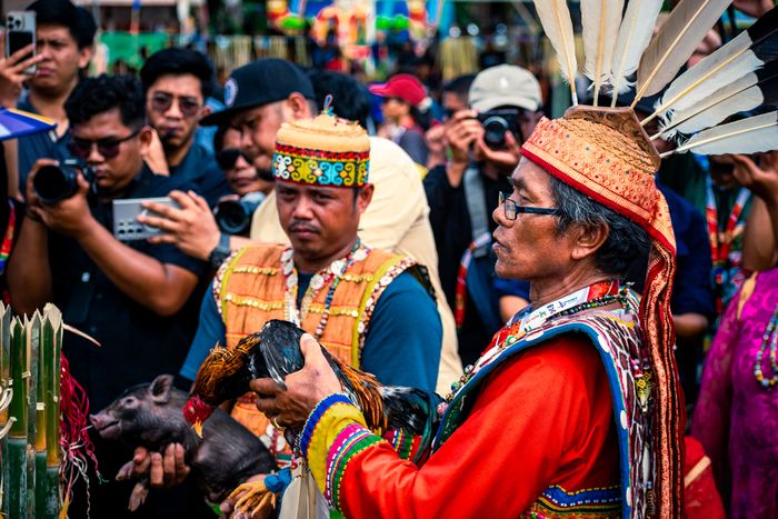 Nekeang / Nluei Hedoq (Memberi persembahan kepada Hedoq yang merupakan jelmaan roh-roh leluhur)
