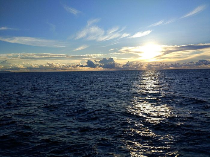 Senja di Laut Bacan, Indonesia.