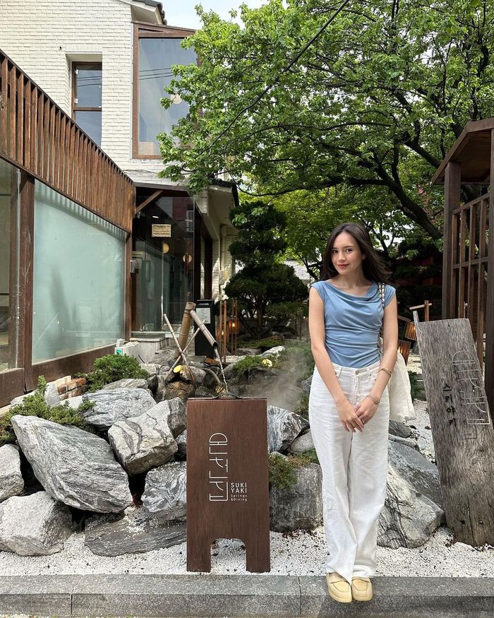 Beby Tsabina pamerkan OOTD bernuansa pastel di Korea Selatan.